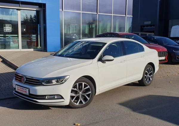 Volkswagen Passat cena 69900 przebieg: 140142, rok produkcji 2017 z Kraków małe 121